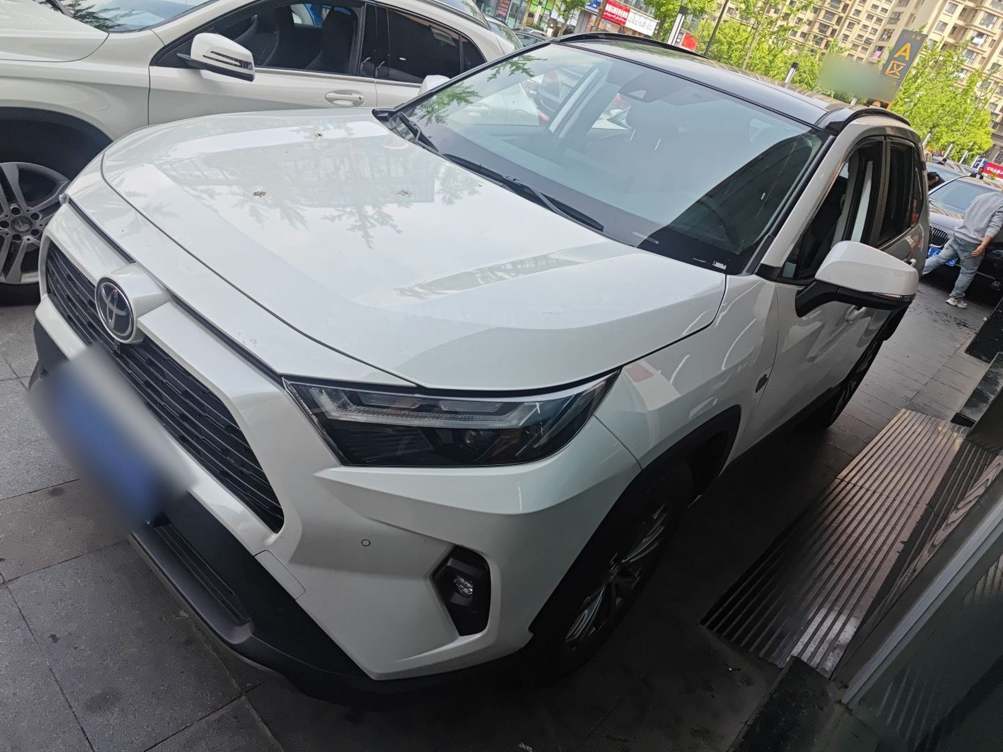 تحت مقدمة السيارة