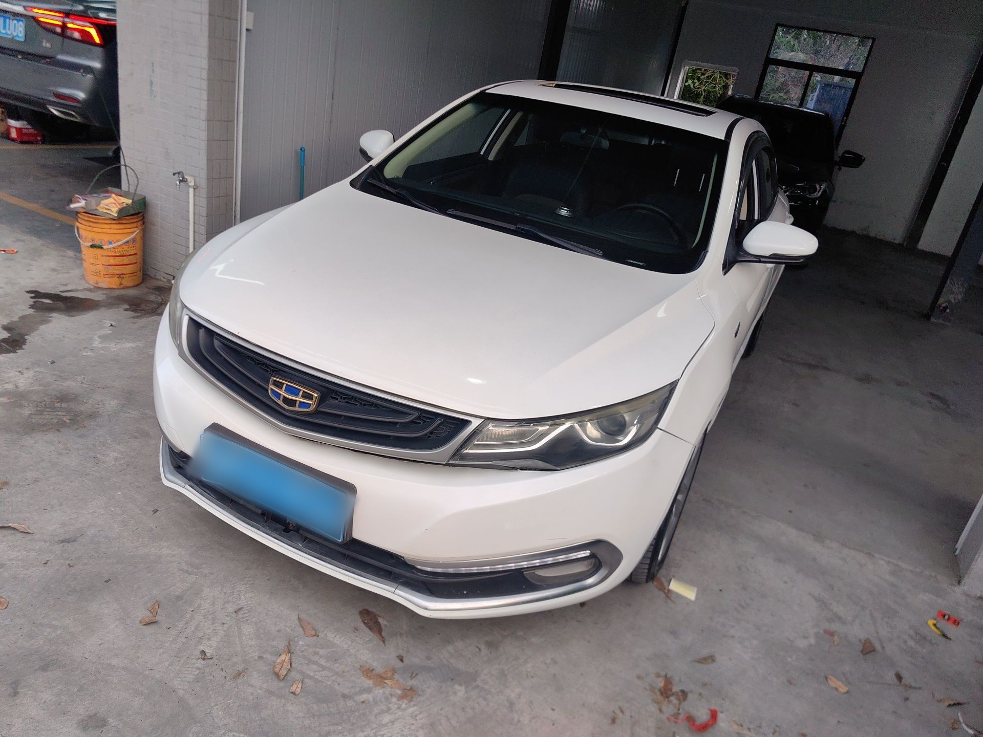 Под передней частью автомобиля