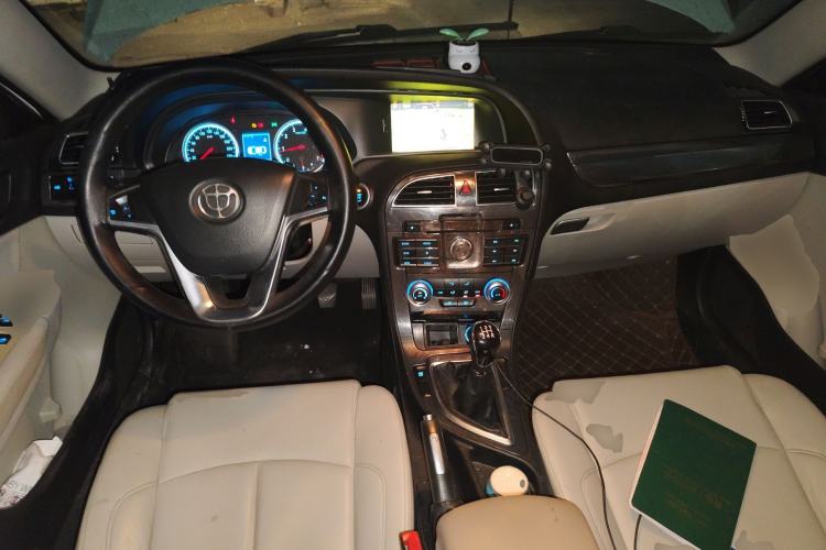 Used Brilliance H530 2011 1.6L Manual Luxury Model Center Console