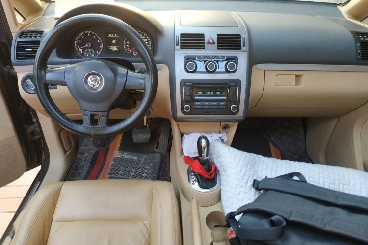 Used Volkswagen Touran 2011 1.4T DSG Zhiya Edition 5 Seats Center Console