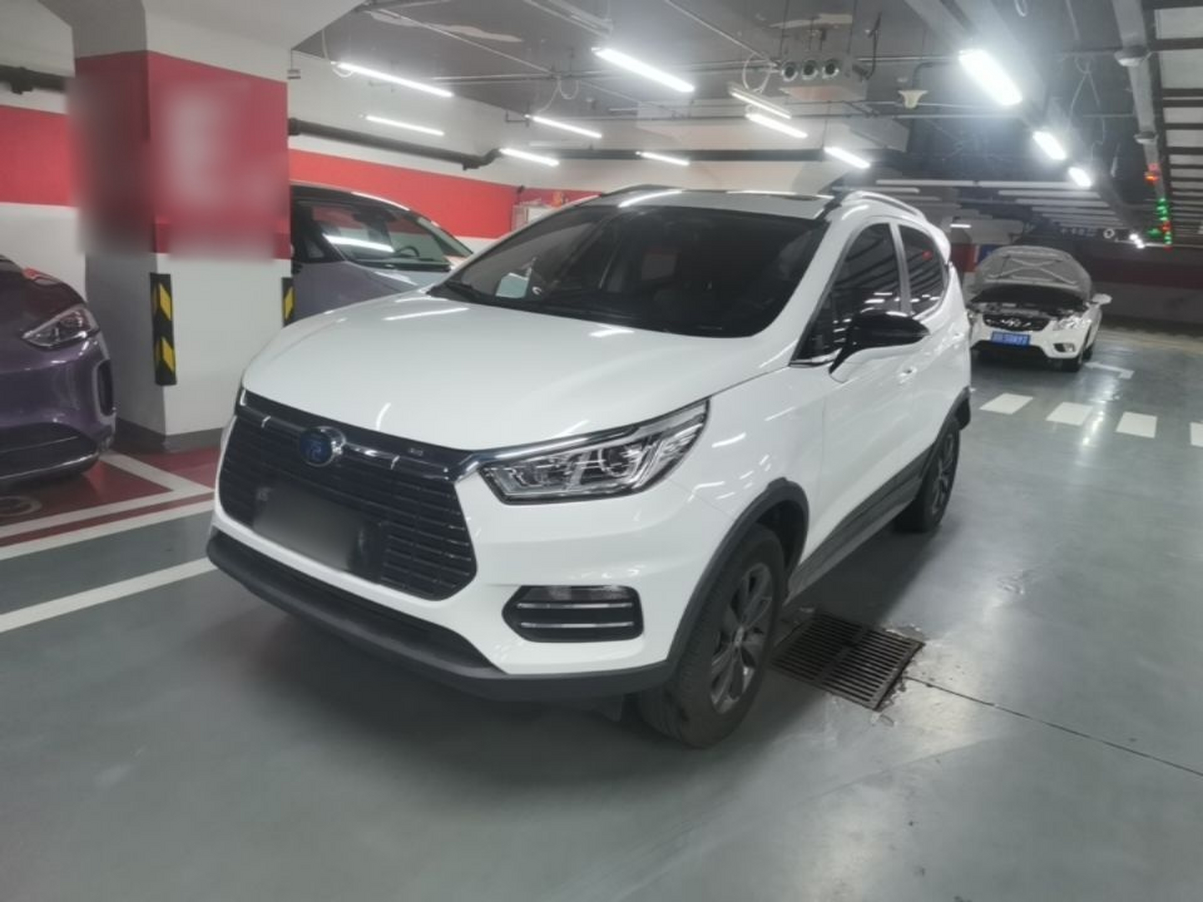 Под передней частью автомобиля