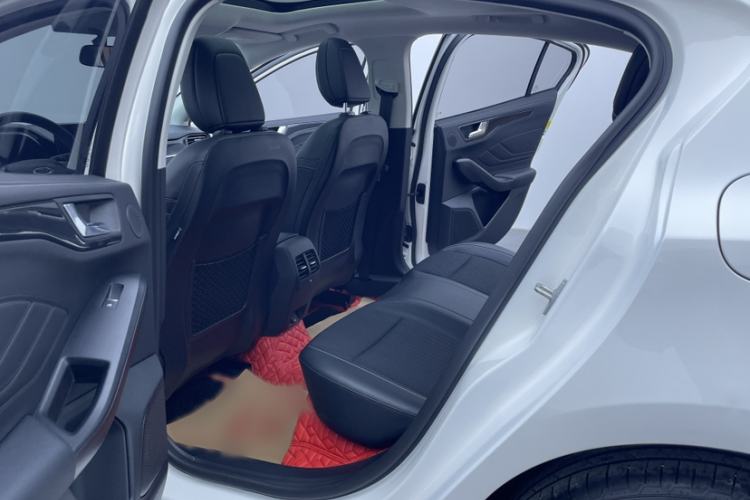 Used Ford Focus 2021 Hatchback EcoBoost 180 Automatic Titanium Edition Interior 8