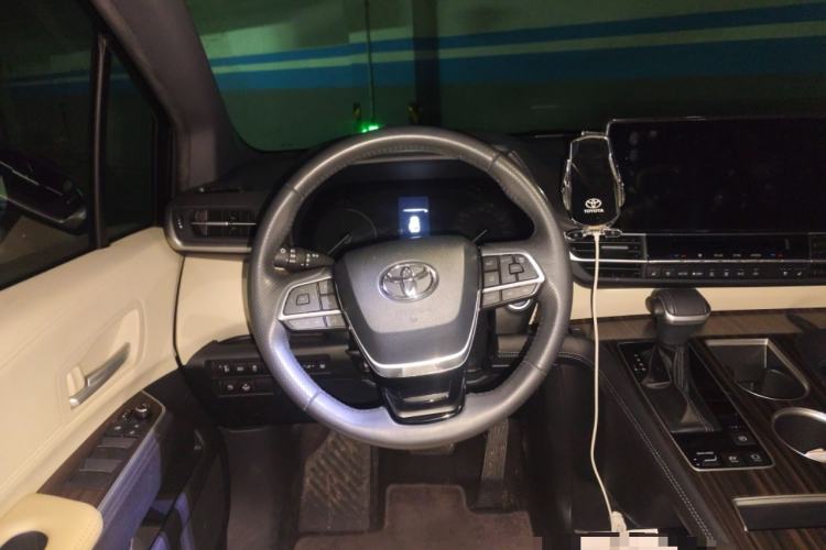 Used Toyota SIENNA 2023 2.5L Hybrid Deluxe Edition Steering Wheel
