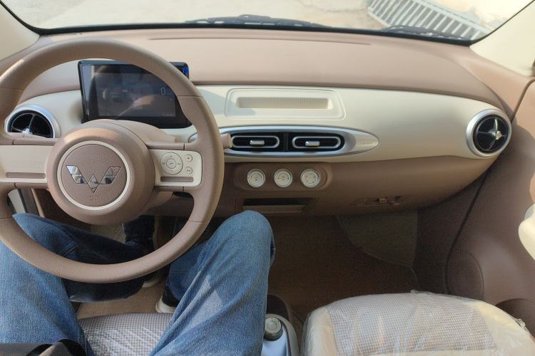 Used Wuling Hongguang MINIEV 2025 Four-Door Version Advanced Edition Center Console