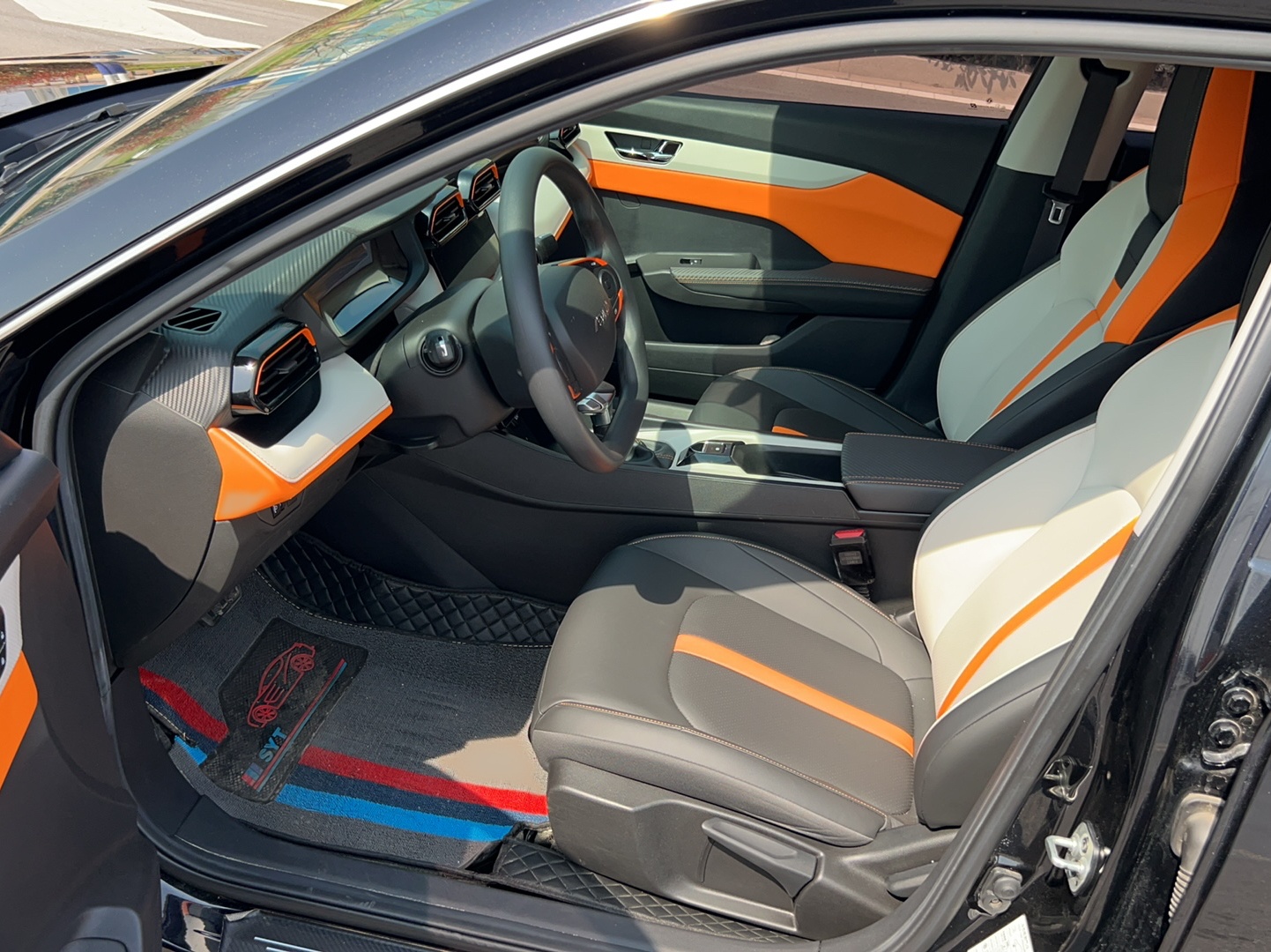 المقاعد الأمامية داخل السيارة