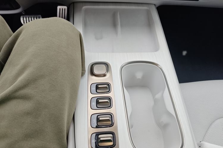 Used Xiaomi Auto SU7 2024 Four-Wheel Drive Ultra-Long Range Advanced Intelligent Driving Max Edition