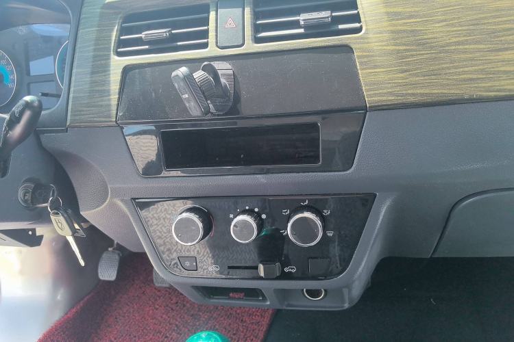 Used Jinbei Hiace X30 2023 1.5L Super-Comfortable Passenger Van 5/6/7-Seater Non-Air-Conditioned Version Model SWC15M