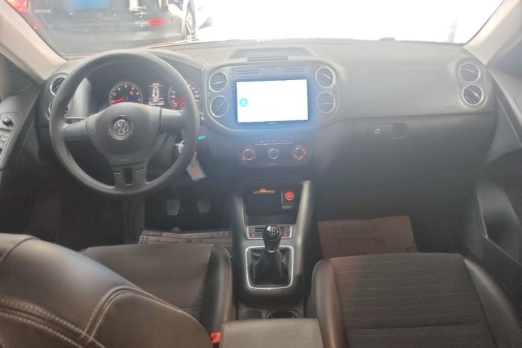 Used Volkswagen Tiguan 2016 300TSI Manual Two-Wheel Drive Trend Edition Center Console