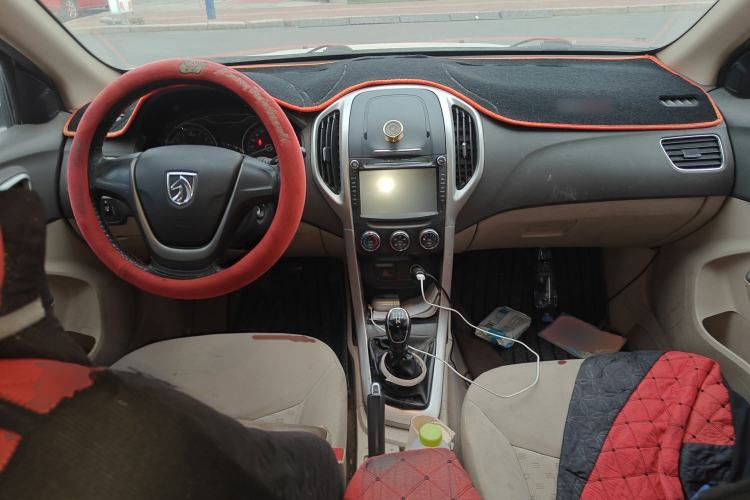 Used Baojun 630 2014 1.5L manual standard version Center Console