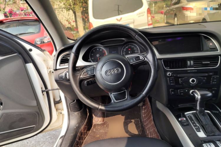 Used Audi A4L 2013 35 TFSI Automatic Standard Model Steering Wheel