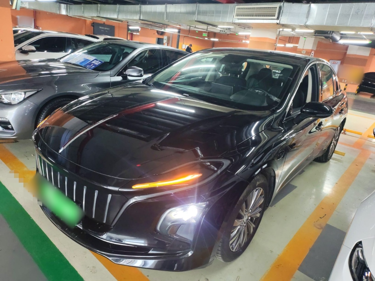 تحت مقدمة السيارة