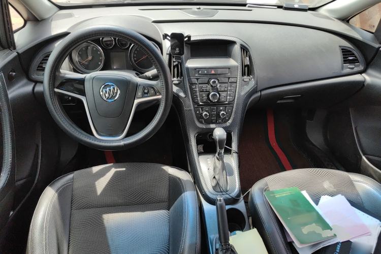 Used Buick GT 2012 XT 1.6L Automatic Fashion Edition Center Console