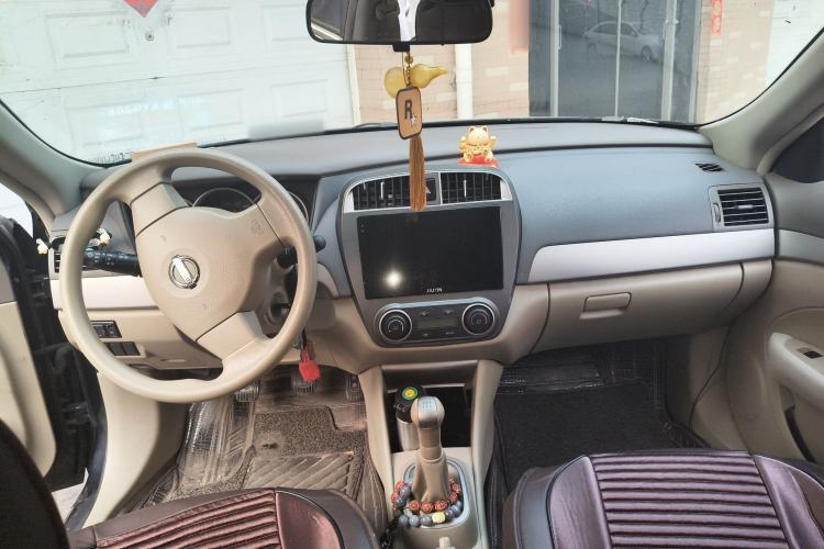 Used Nissan Sylphy 2012 Classic 1.6XE Manual Comfort Edition Center Console