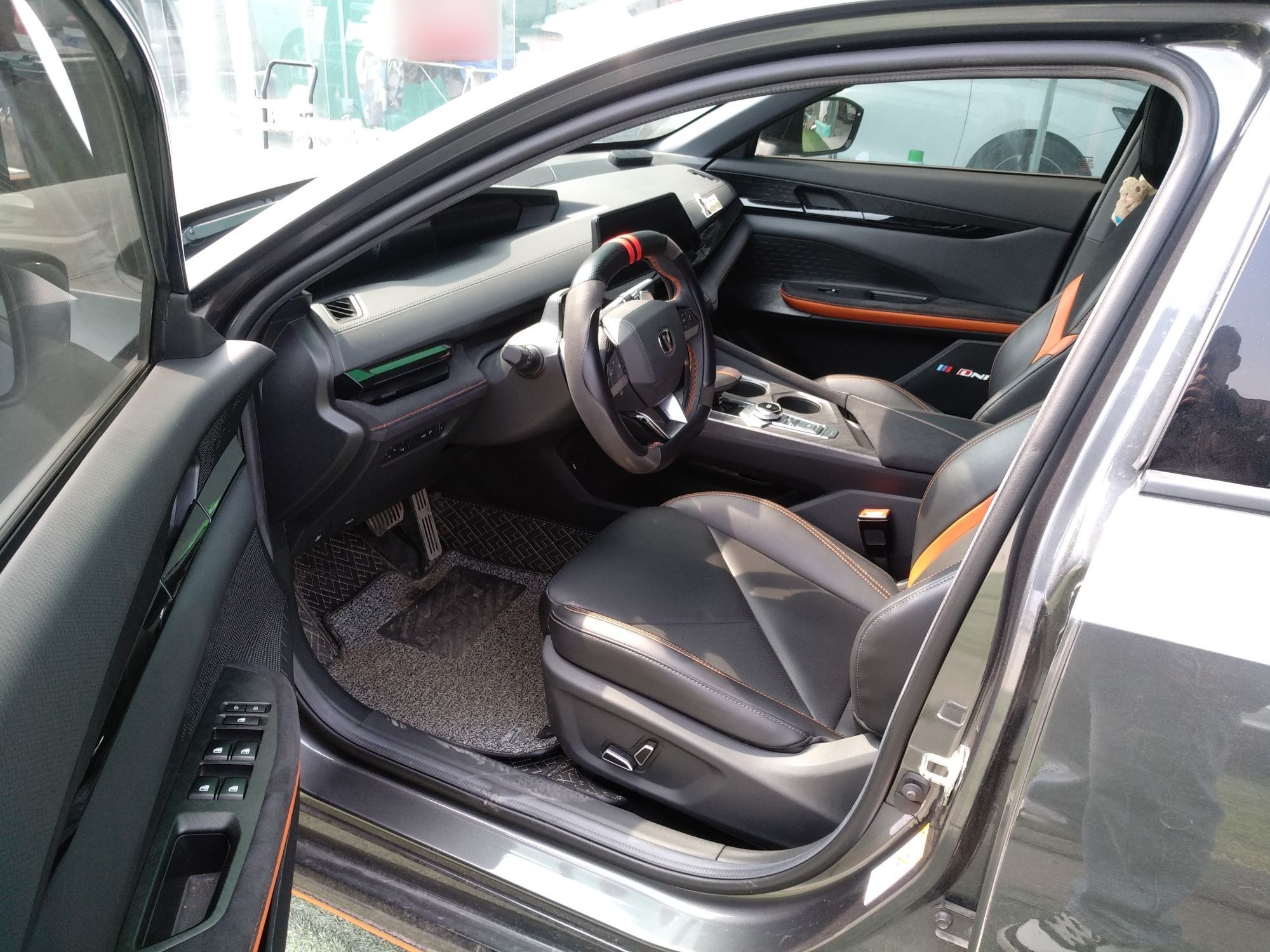 Переднее сиденье в автомобиле