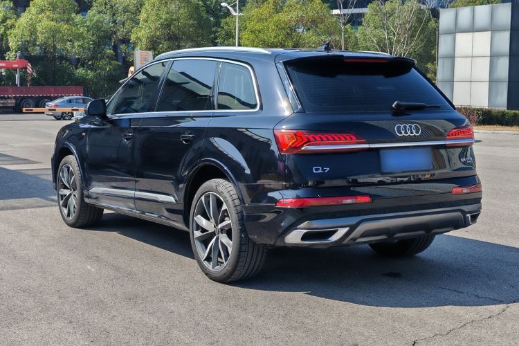 Used Audi Q7 2021 55 TFSI quattro S line Sport model
