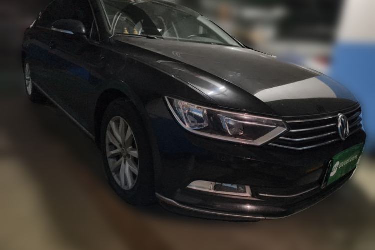 Used Volkswagen Magotan 2017 330TSI DSG Comfort Model Front Right 45 Deg