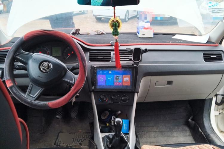 Used Skoda Rapid 2016 1.6L Manual Front-Wheel-Drive Version Center Console