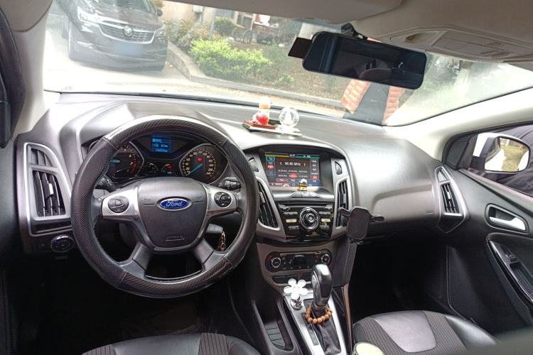 Used Ford Focus 2012 Sedan 1.6L Automatic Fashion Edition Center Console