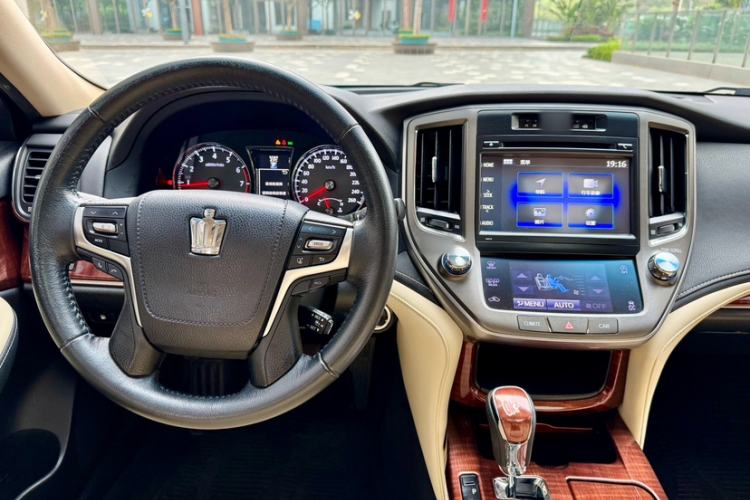 Used Toyota Crown 2015 2.0T Fashion Edition Interior 5
