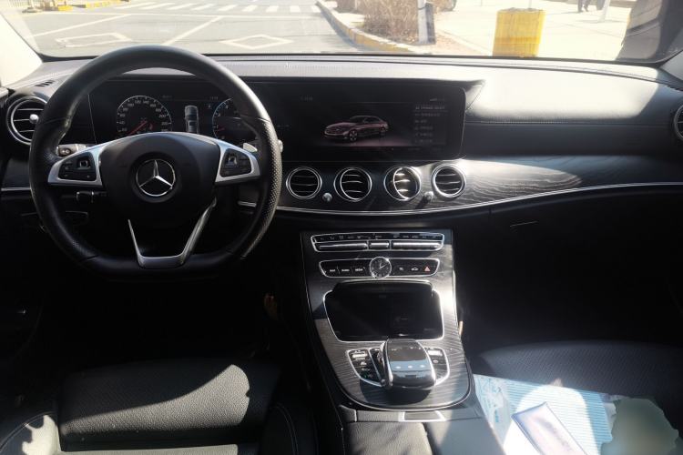 Used Mercedes-Benz E-Class 2018 E 200 L Sport 4MATIC Center Console