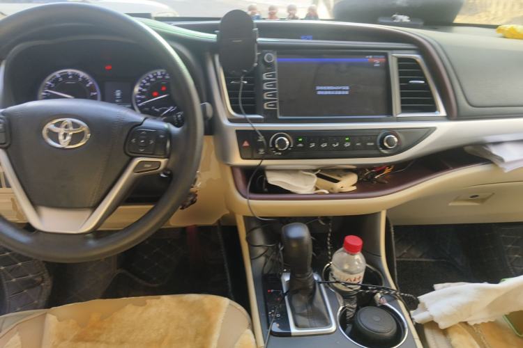 Used Toyota Highlander 2015 2.0T Four-Wheel Drive Elite Edition 7-Seater Center Console