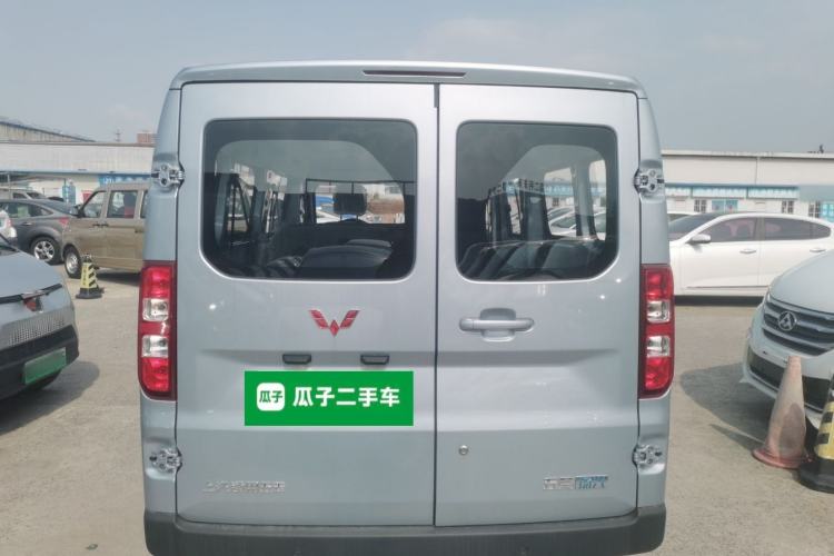 Used Wuling Yangguang 2024 300KM Comfort Version Passenger Van 75kW