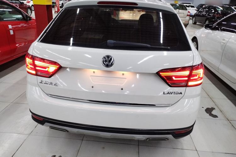 Used Volkswagen Cross Lavida 2016 1.6L Automatic Comfort Edition
