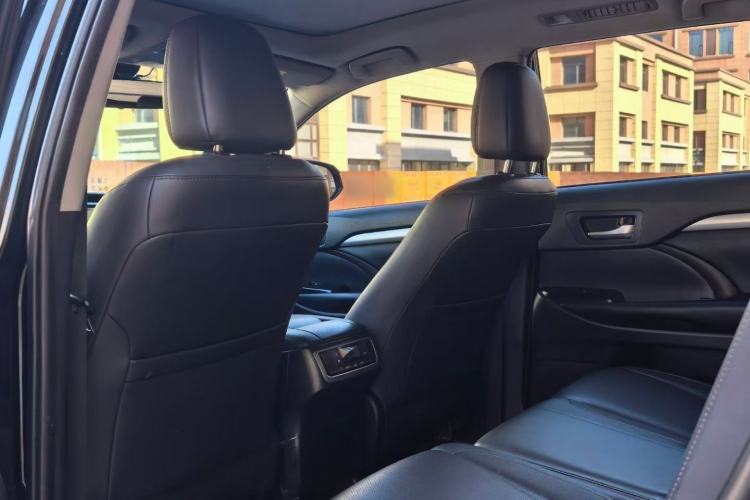 Used Toyota Highlander 2018 2.0T Four-Wheel Drive Luxury Version 7 Seats China VI Standard Interior 3