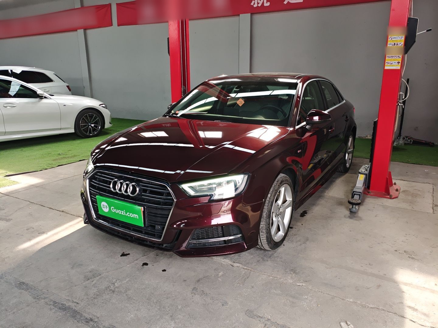 تحت مقدمة السيارة