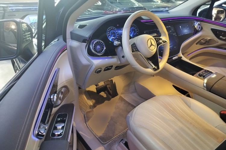 Used Mercedes-Benz EQS SUV 2023 450 4MATIC Pioneer Edition Driver Seat