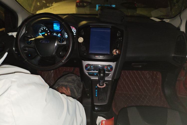 Used Ford Focus 2012 Hatchback 1.6L Automatic Fashion Edition Center Console