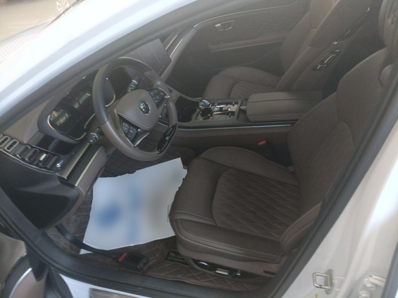 Переднее сиденье в автомобиле