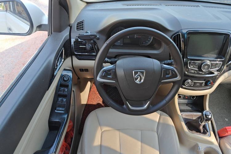 Used Baojun 730 2014 1.5L manual luxury trim 7 seats Steering Wheel