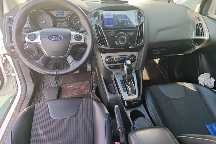 Used Ford Focus 2012 Sedan 1.6L Automatic Fashion Edition Center Console