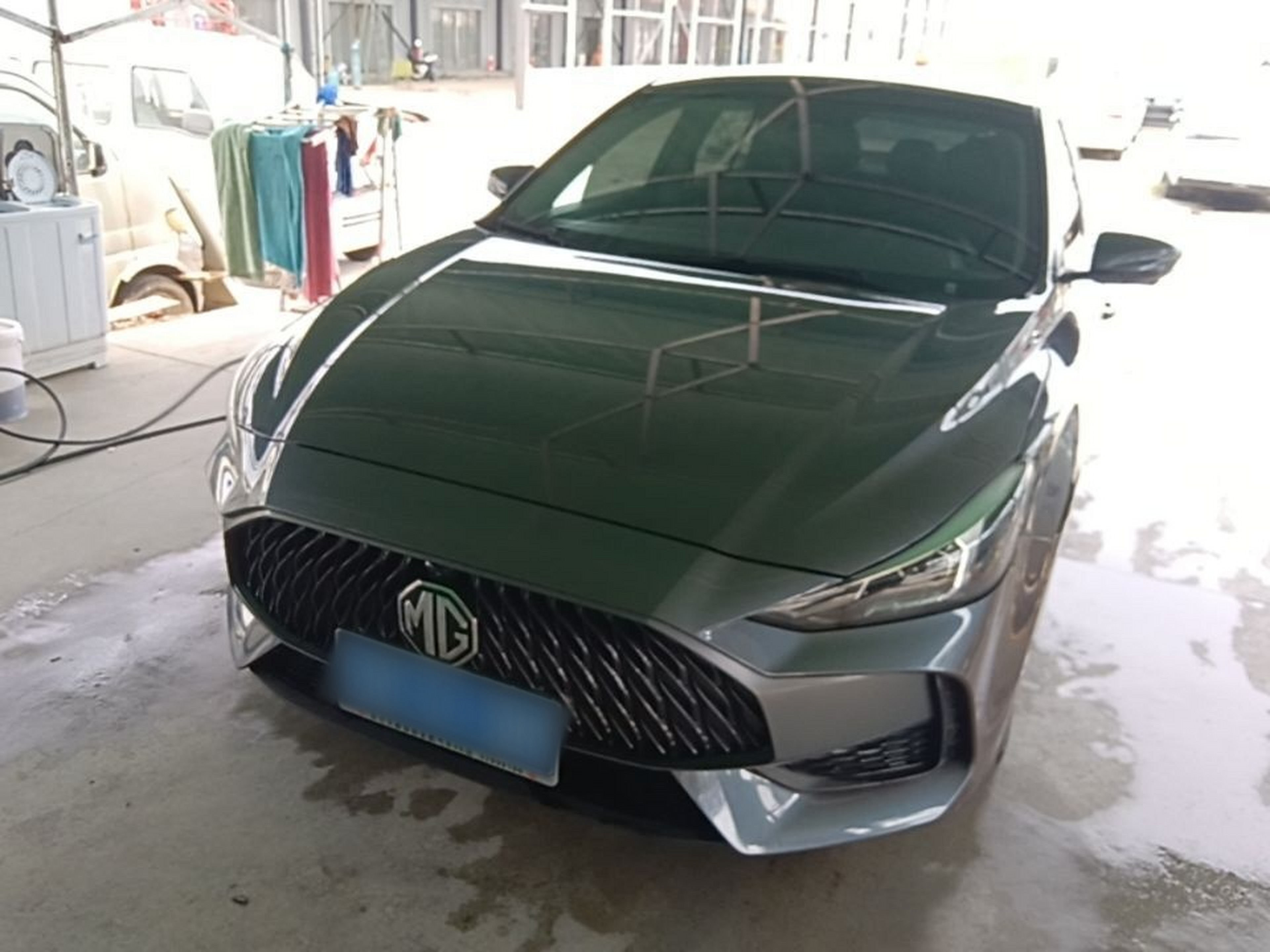 Под передней частью автомобиля