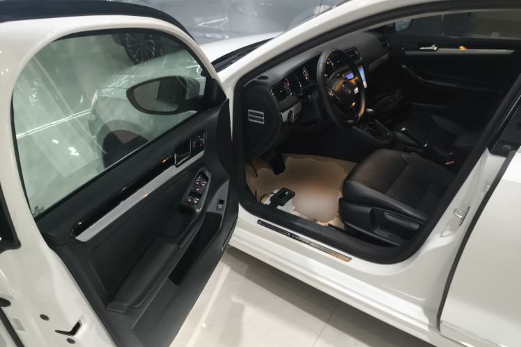 Used Volkswagen Sagitar 2017 230TSI Automatic Comfort Version Driver Seat