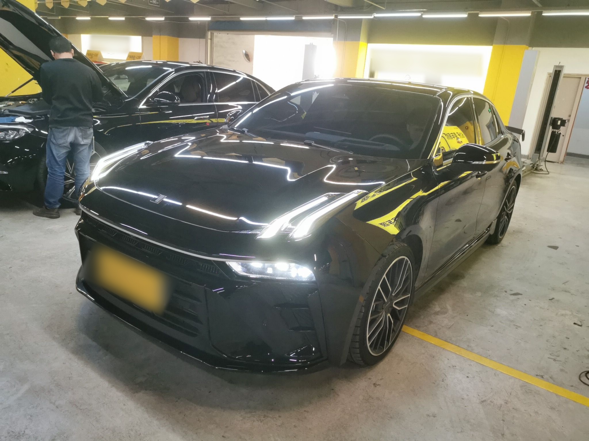 تحت مقدمة السيارة