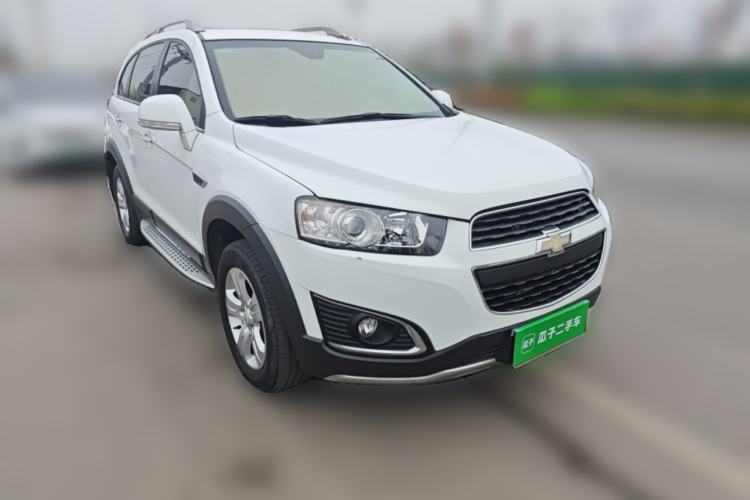 Used Chevrolet Captiva 2017 2.4L Two-Wheel Drive Luxury Edition 7 Seats Front Right 45 Deg