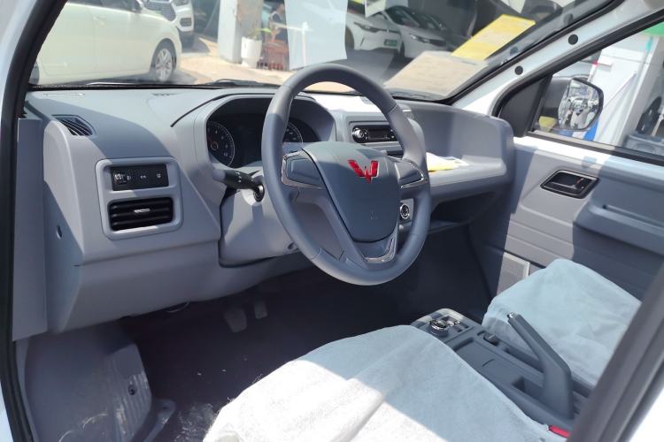 Used Wuling Yangguang 2024 300KM Comfort Version Passenger Van 75kW
