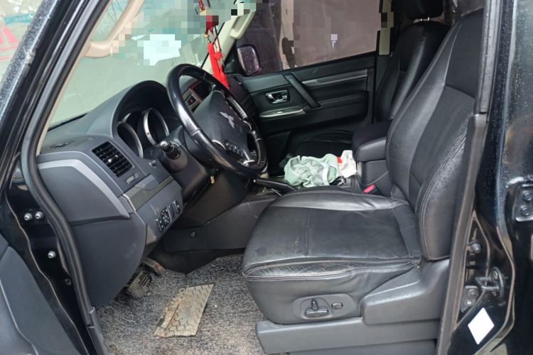 Used Mitsubishi Pajero 2015 3.0L Automatic Luxury Version China IV Standard