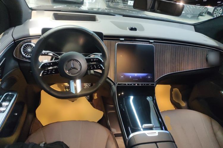 Used Mercedes-Benz EQE SUV 2024 500 4MATIC Luxury Edition Center Console