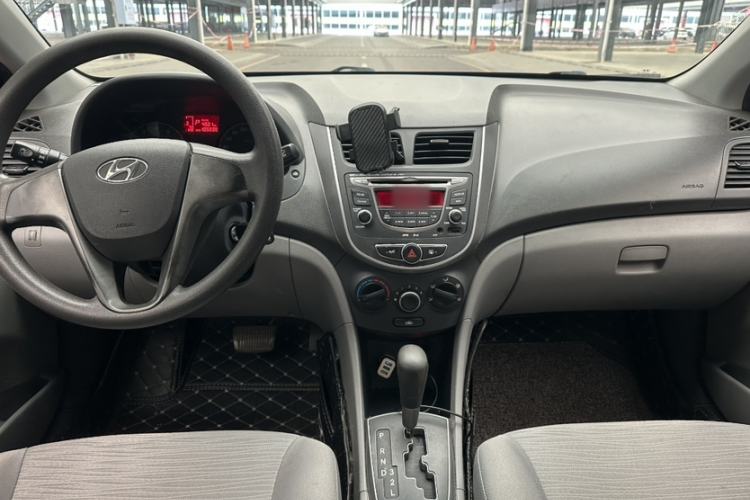 Used Hyundai Verna (older generation) 2014 1.4L Automatic Smart GLS Interior 4