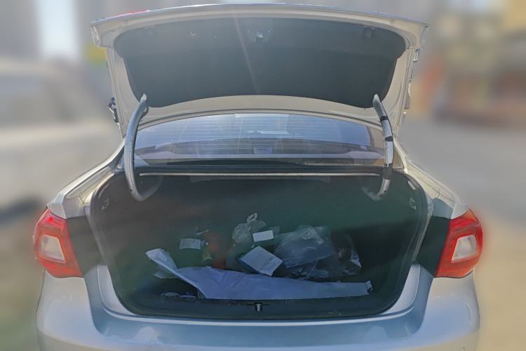 Used Volkswagen Bora 2011 1.6L Automatic Fashion Edition Trunk