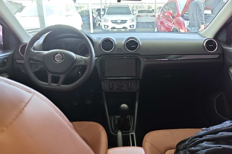 Used Volkswagen Jetta 2019 Dream Edition 1.5L Manual Fashion Version Center Console