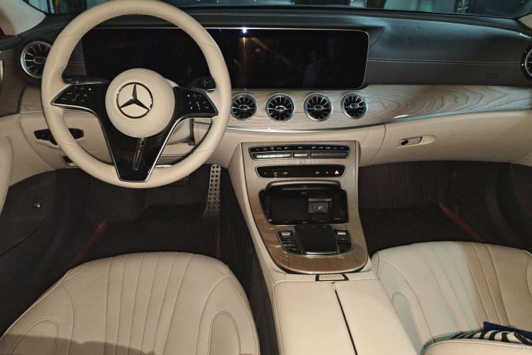 Used Mercedes-Benz CLS 2023 Refreshed CLS 300 Dynamic Edition Center Console