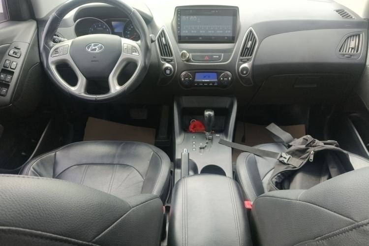 Used Hyundai ix35 2015 2.0L Automatic 2WD Smart Type China IV Center Console