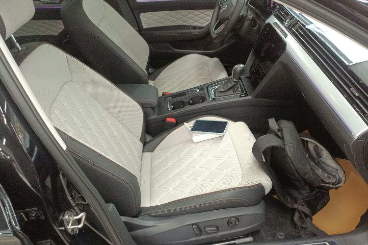 Used Volkswagen Magotan 2023 2 Million Units Commemorative Edition 330TSI DSG Luxury Version Right Front Seat