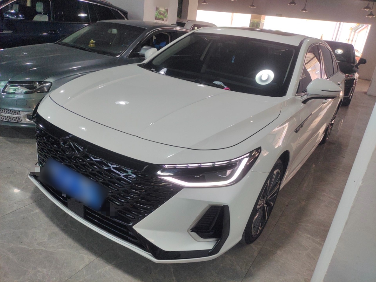 تحت مقدمة السيارة