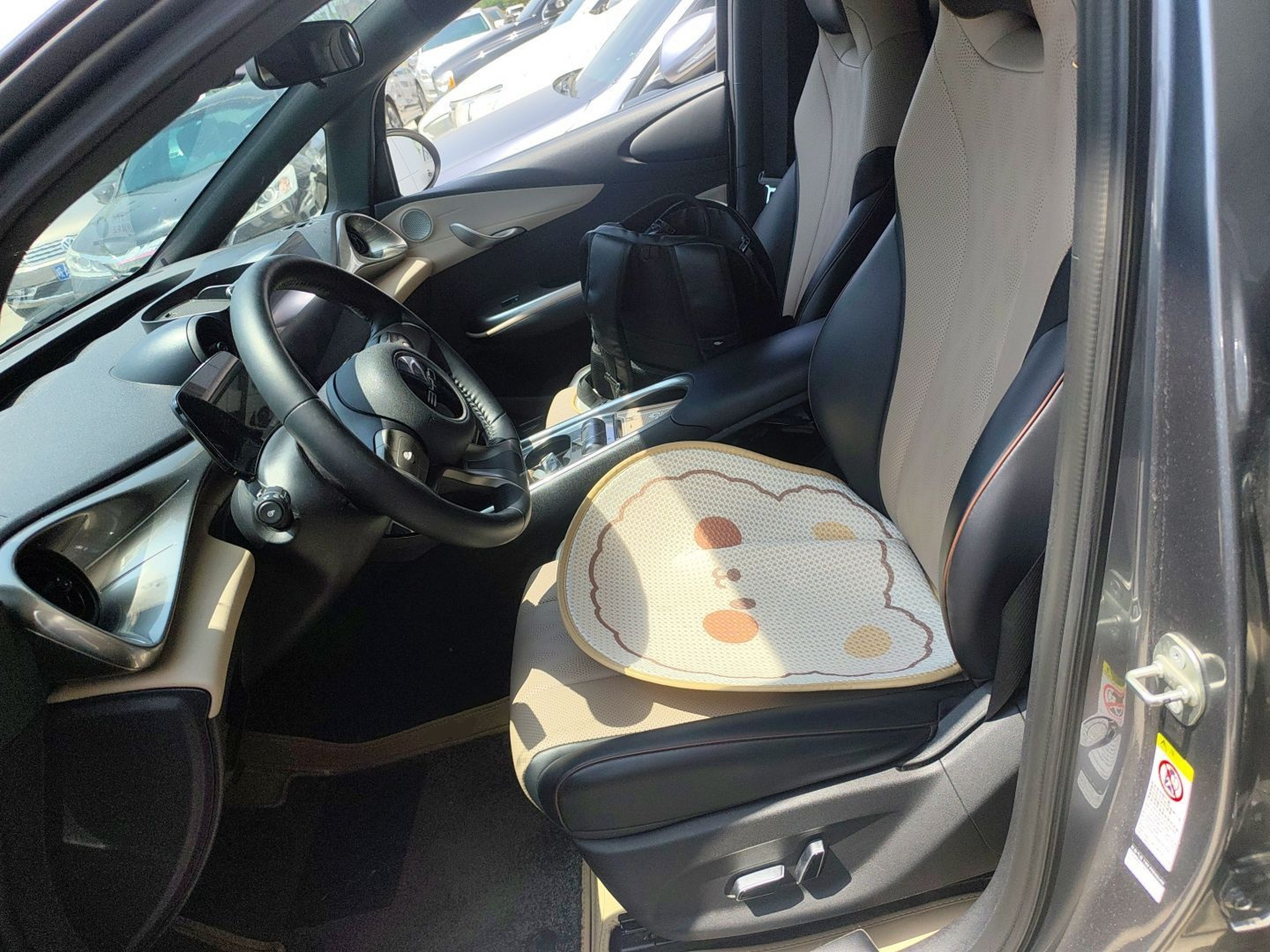 المقاعد الأمامية داخل السيارة