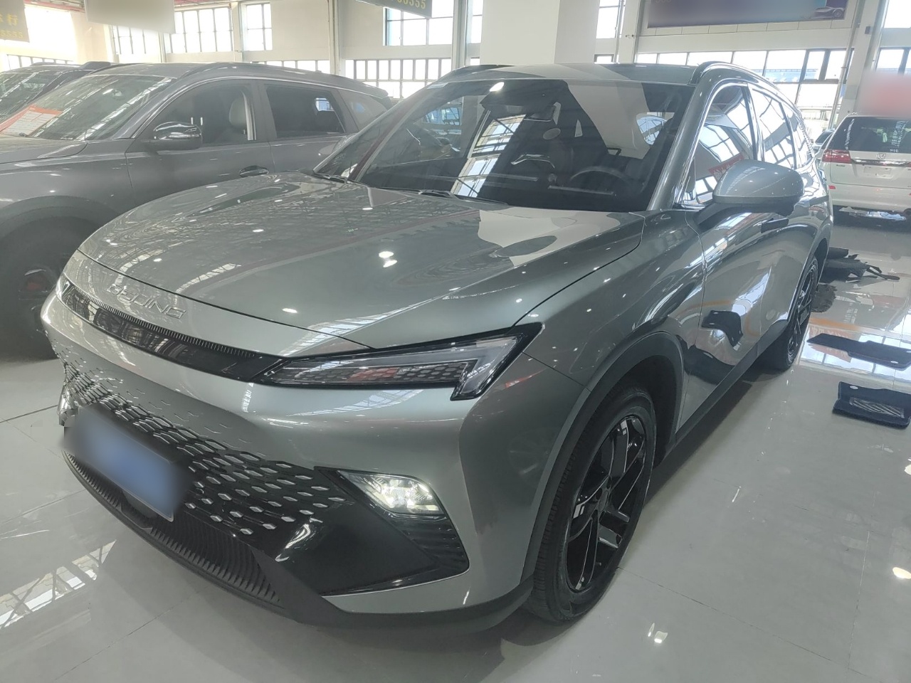 تحت مقدمة السيارة